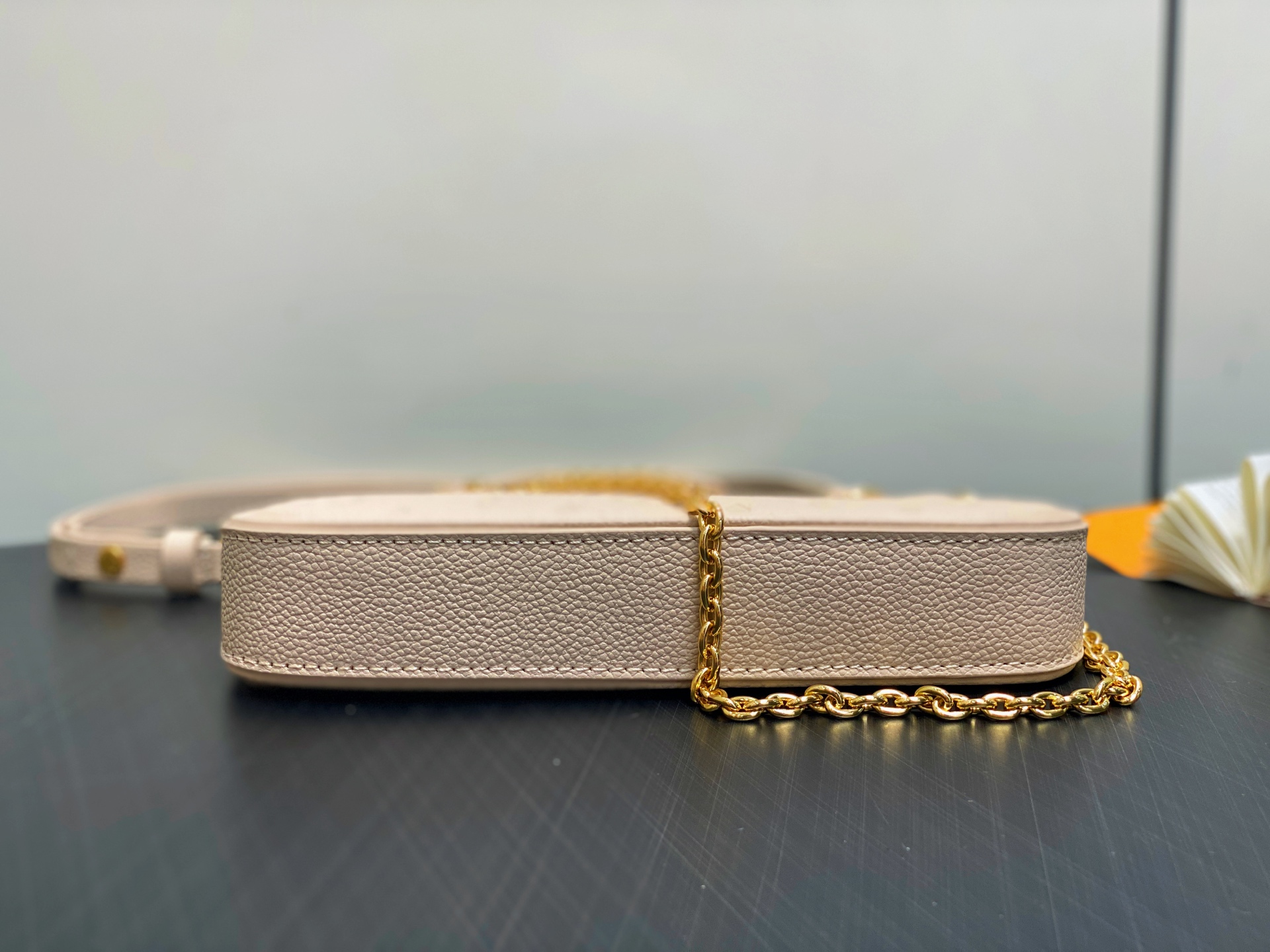 Louis Vuitton Easy Pouch(19 x 11.5 x 3CM)