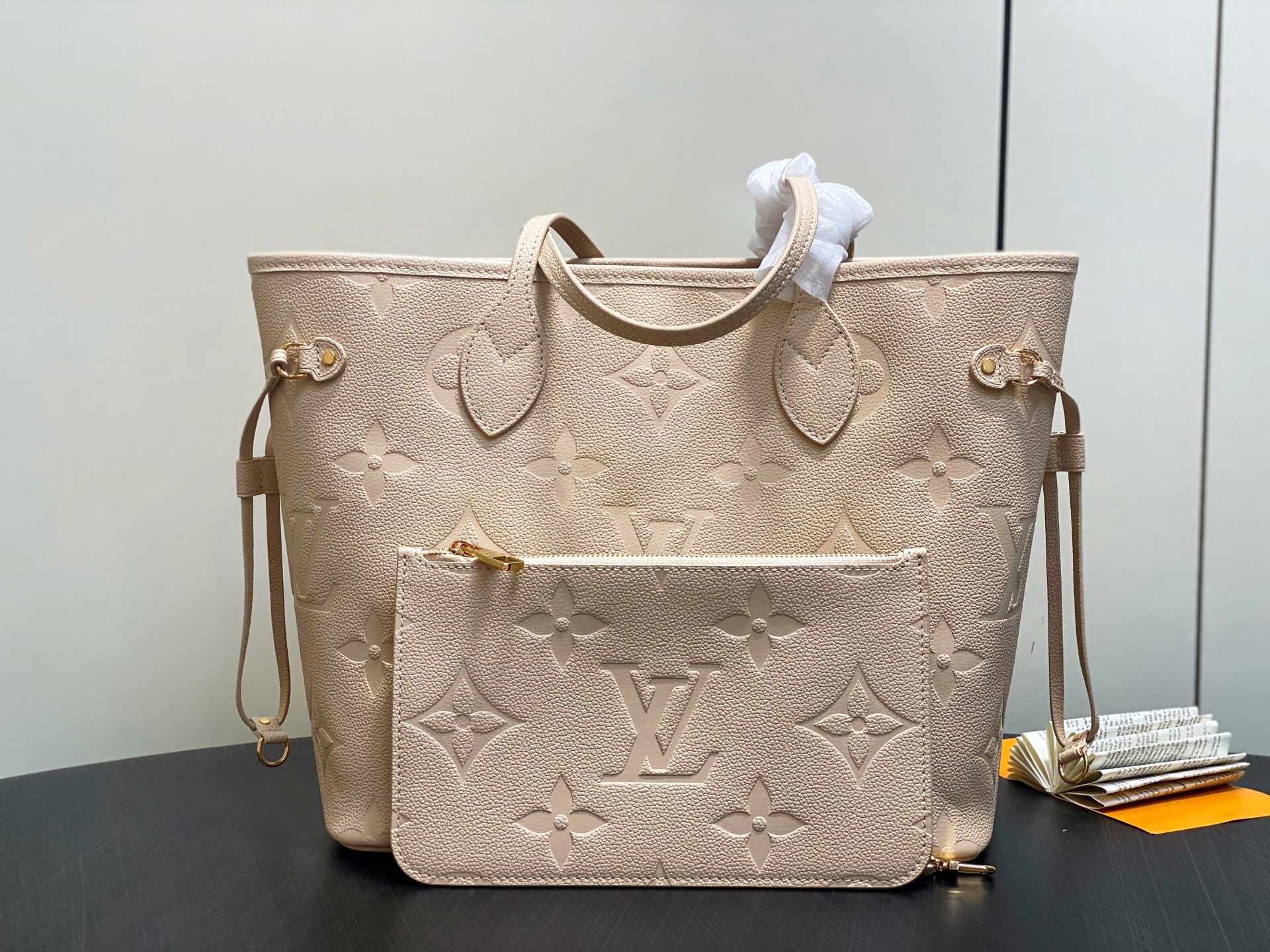 Louis Vuitton Nil Bag(17.5 x 11 x 25CM)