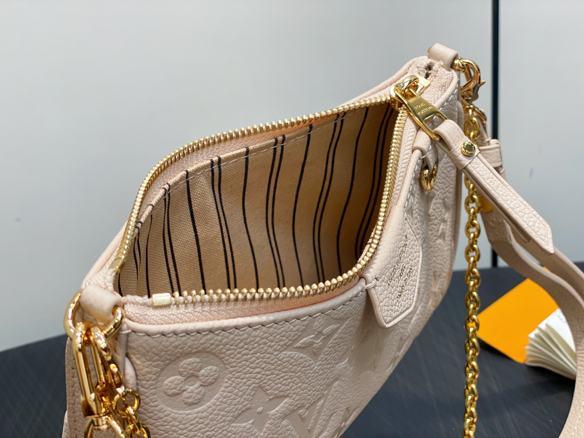 Louis Vuitton Easy Pouch(19 x 11.5 x 3CM)