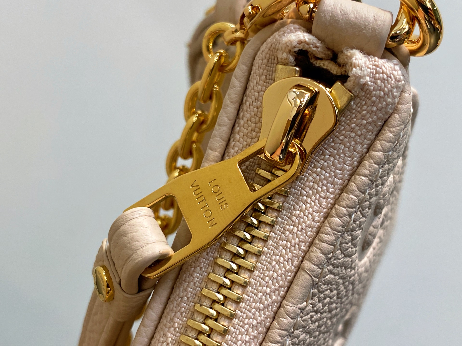 Louis Vuitton Easy Pouch(19 x 11.5 x 3CM)