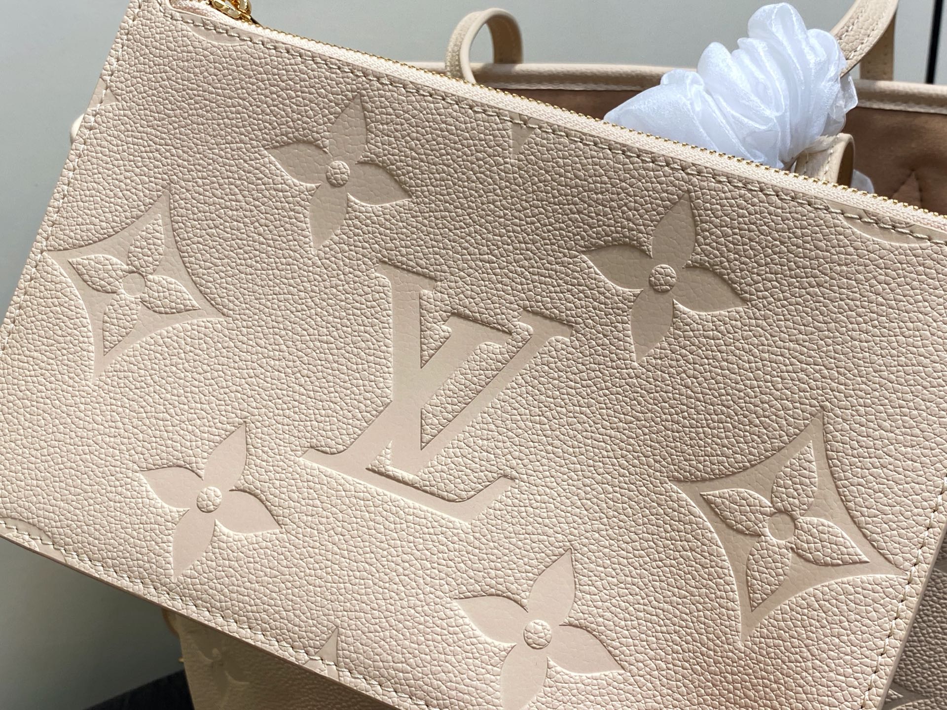 Louis Vuitton Nil Bag(17.5 x 11 x 25CM)