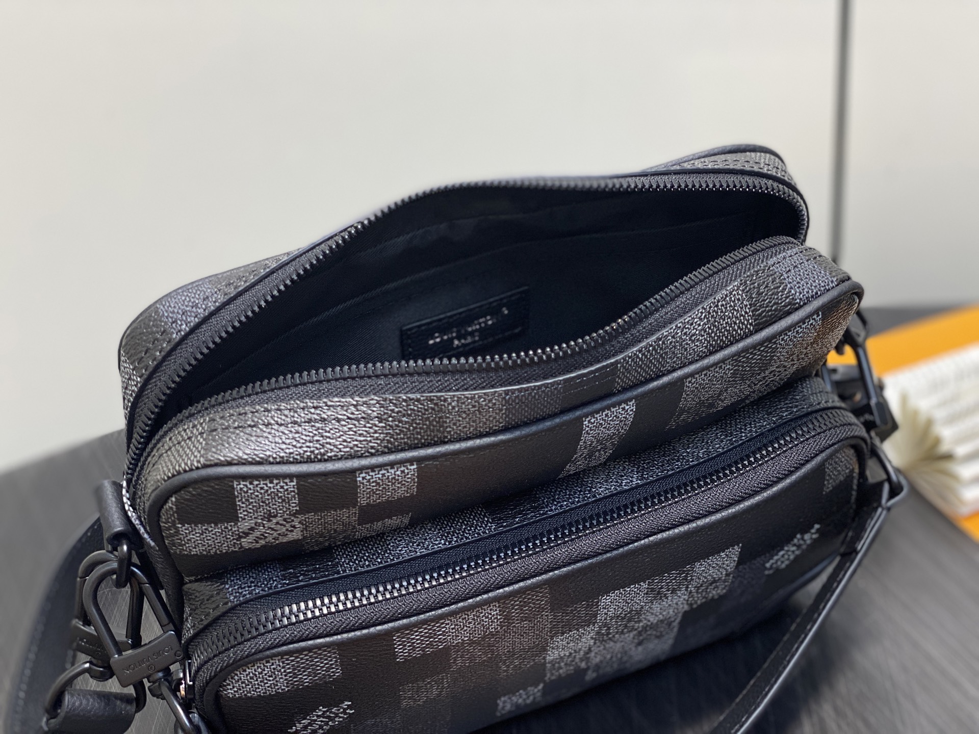 Louis Vuitton Nil Bag(17.5 x 11 x 25CM)