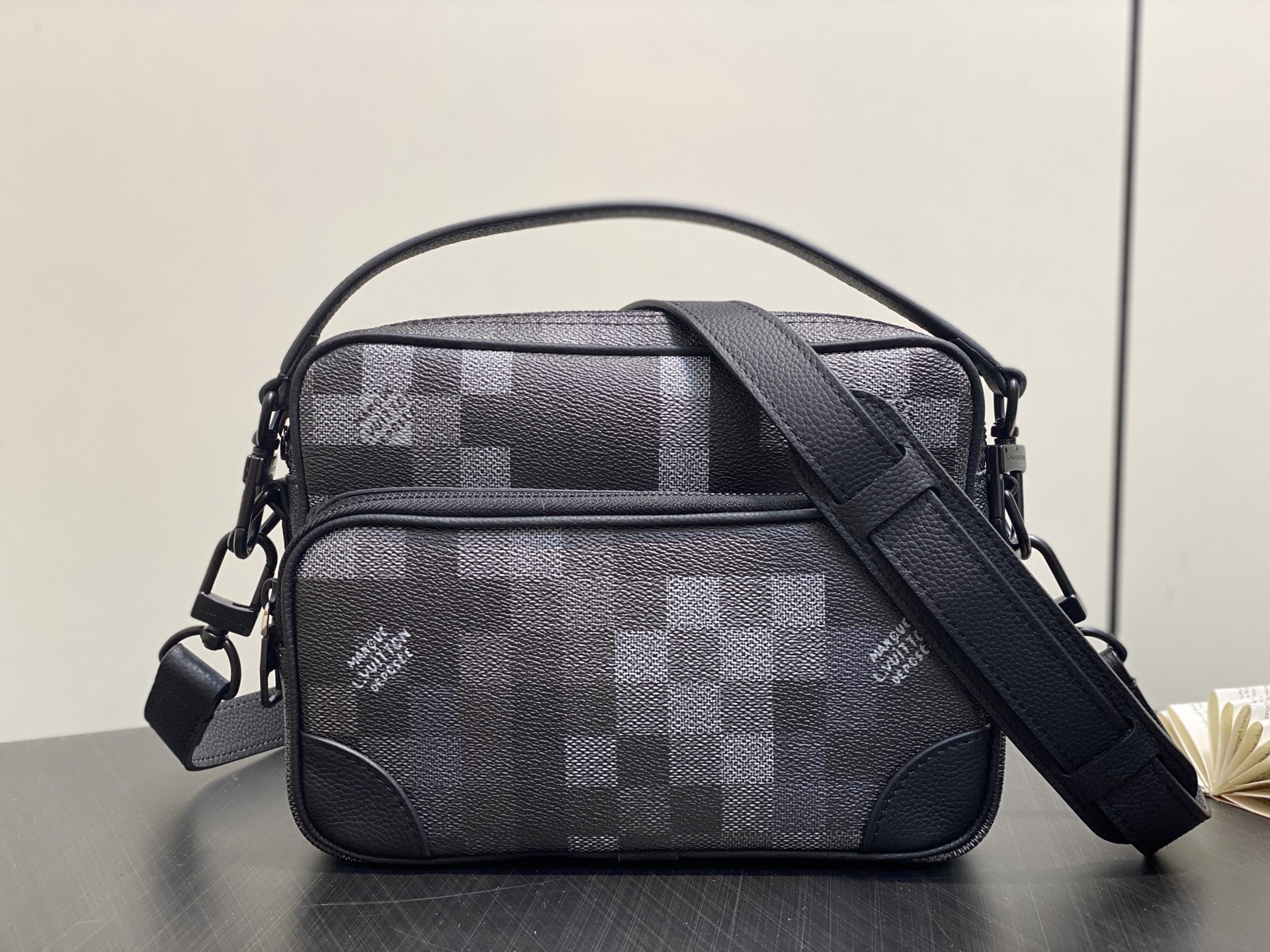 Louis Vuitton Nil Bag(17.5 x 11 x 25CM)