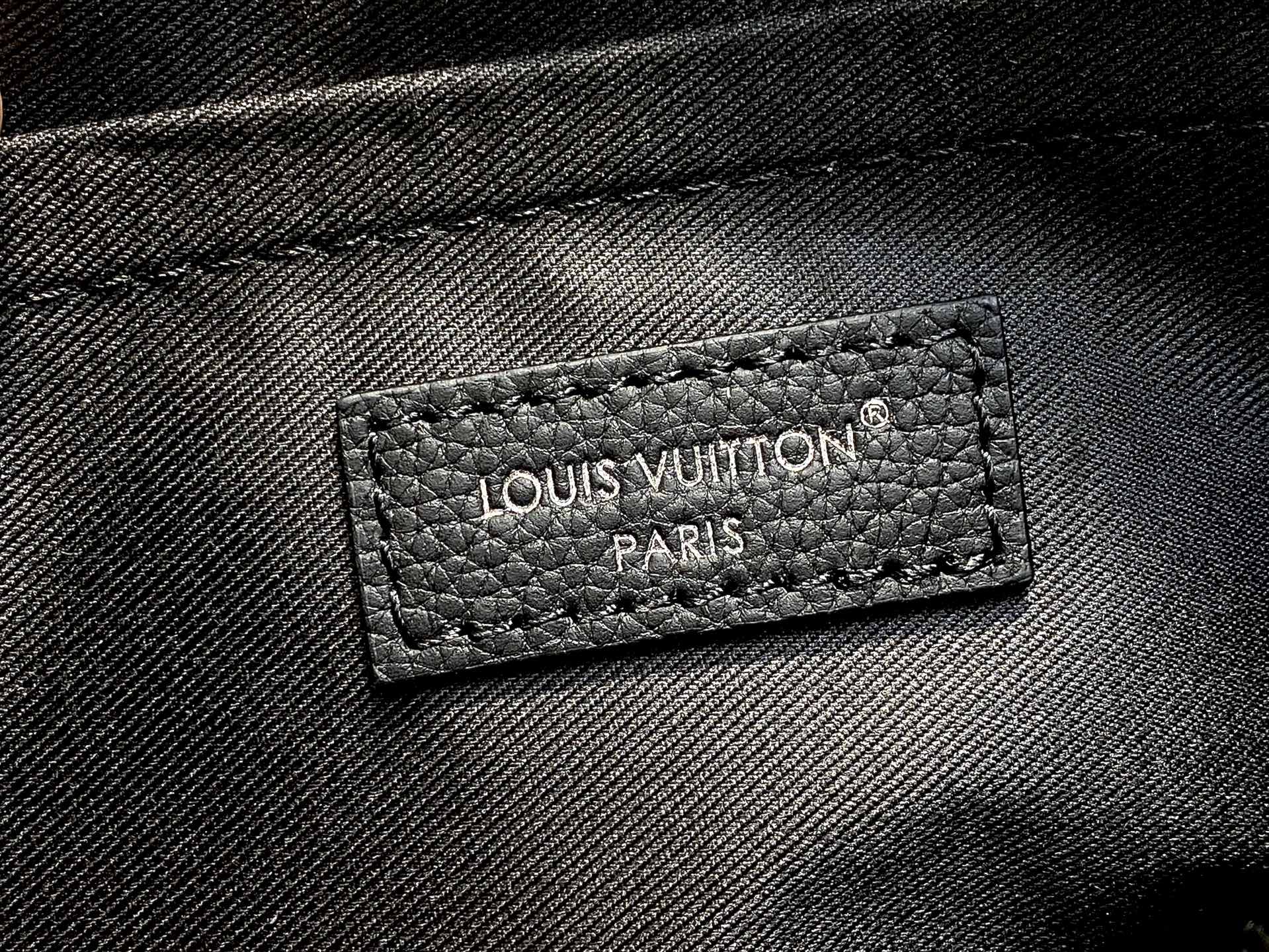 Louis Vuitton Nil Bag(17.5 x 11 x 25CM)