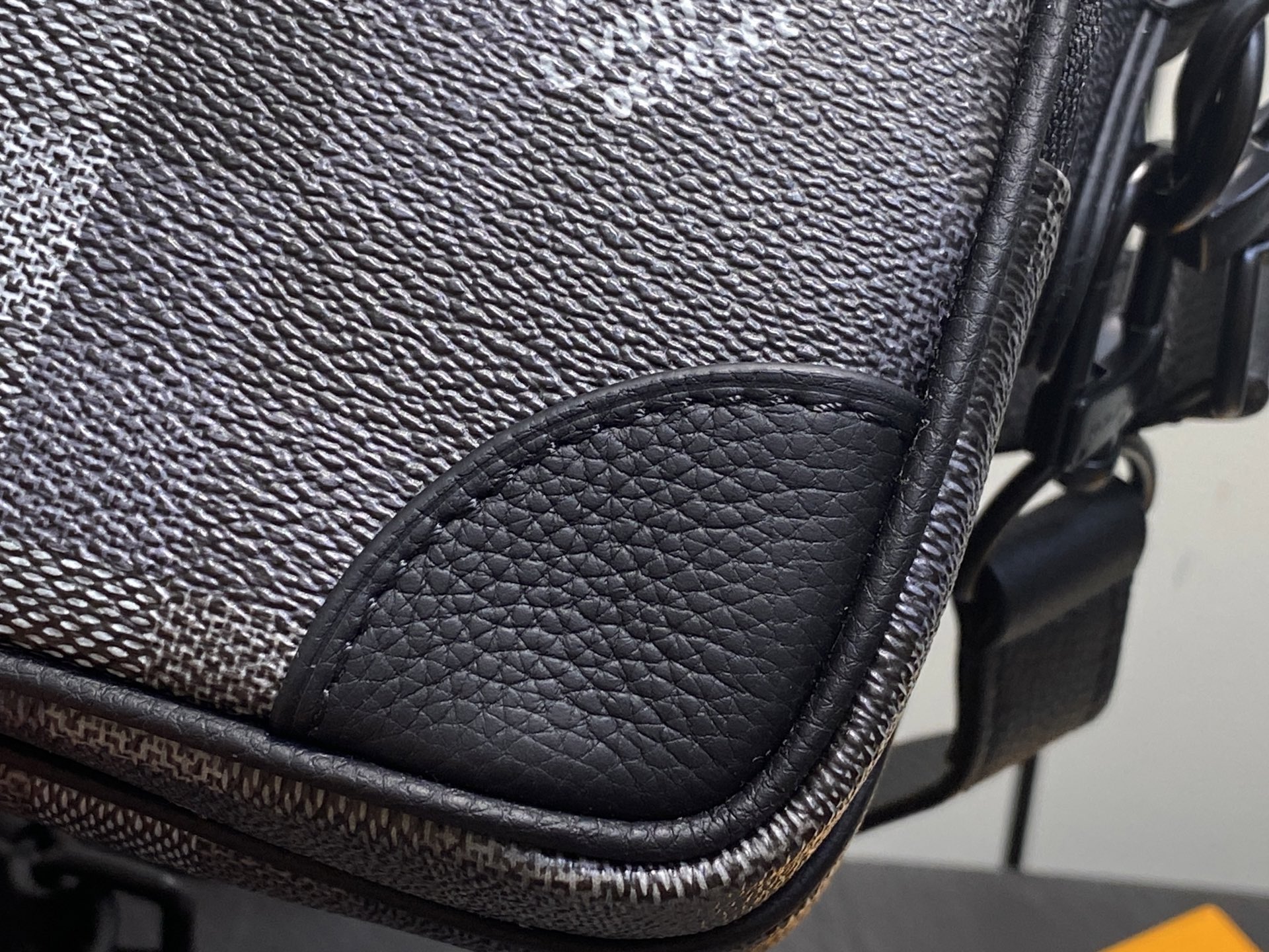 Louis Vuitton Nil Bag(17.5 x 11 x 25CM)