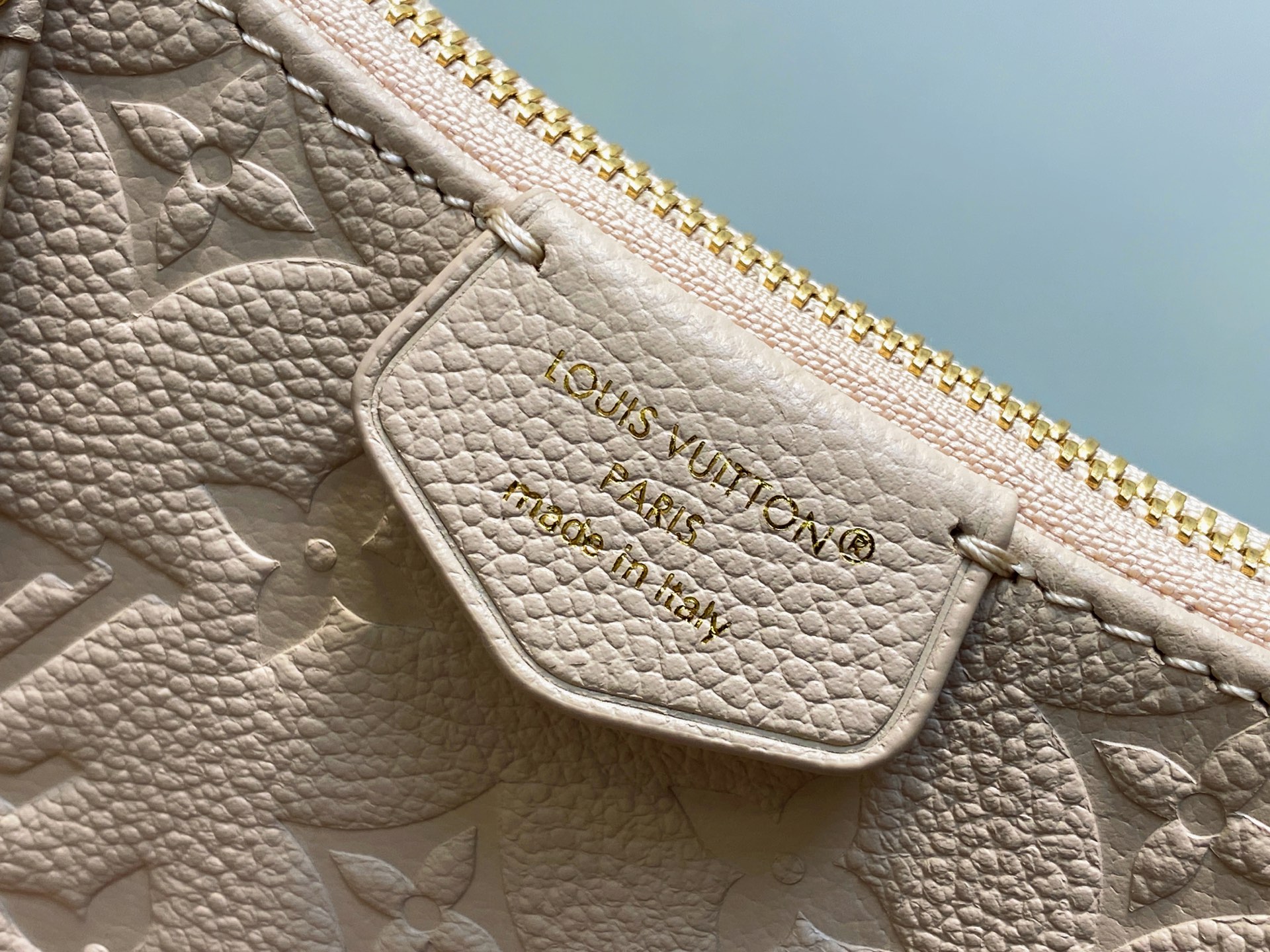 Louis Vuitton Easy Pouch(19 x 11.5 x 3CM)