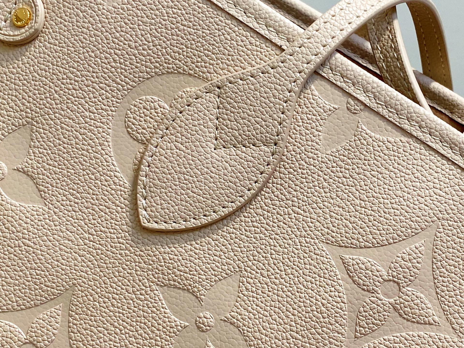 Louis Vuitton Nil Bag(17.5 x 11 x 25CM)