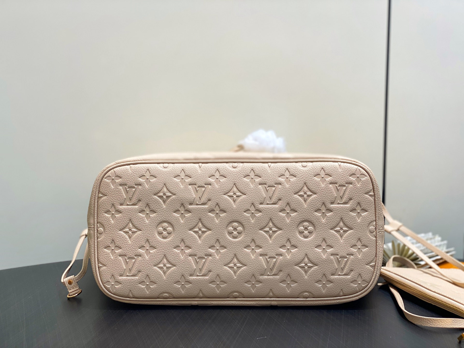 Louis Vuitton Nil Bag(17.5 x 11 x 25CM)