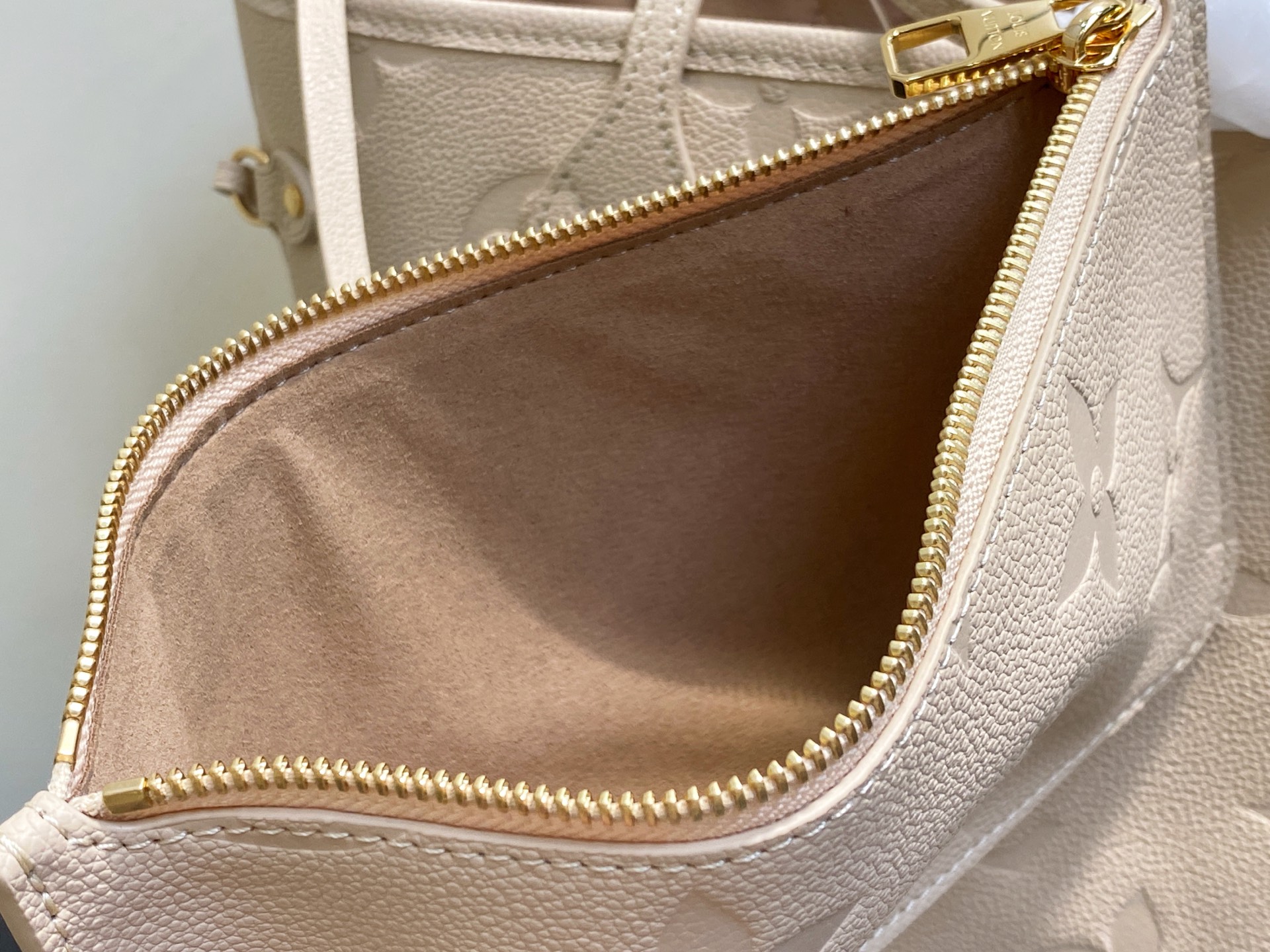 Louis Vuitton Nil Bag(17.5 x 11 x 25CM)