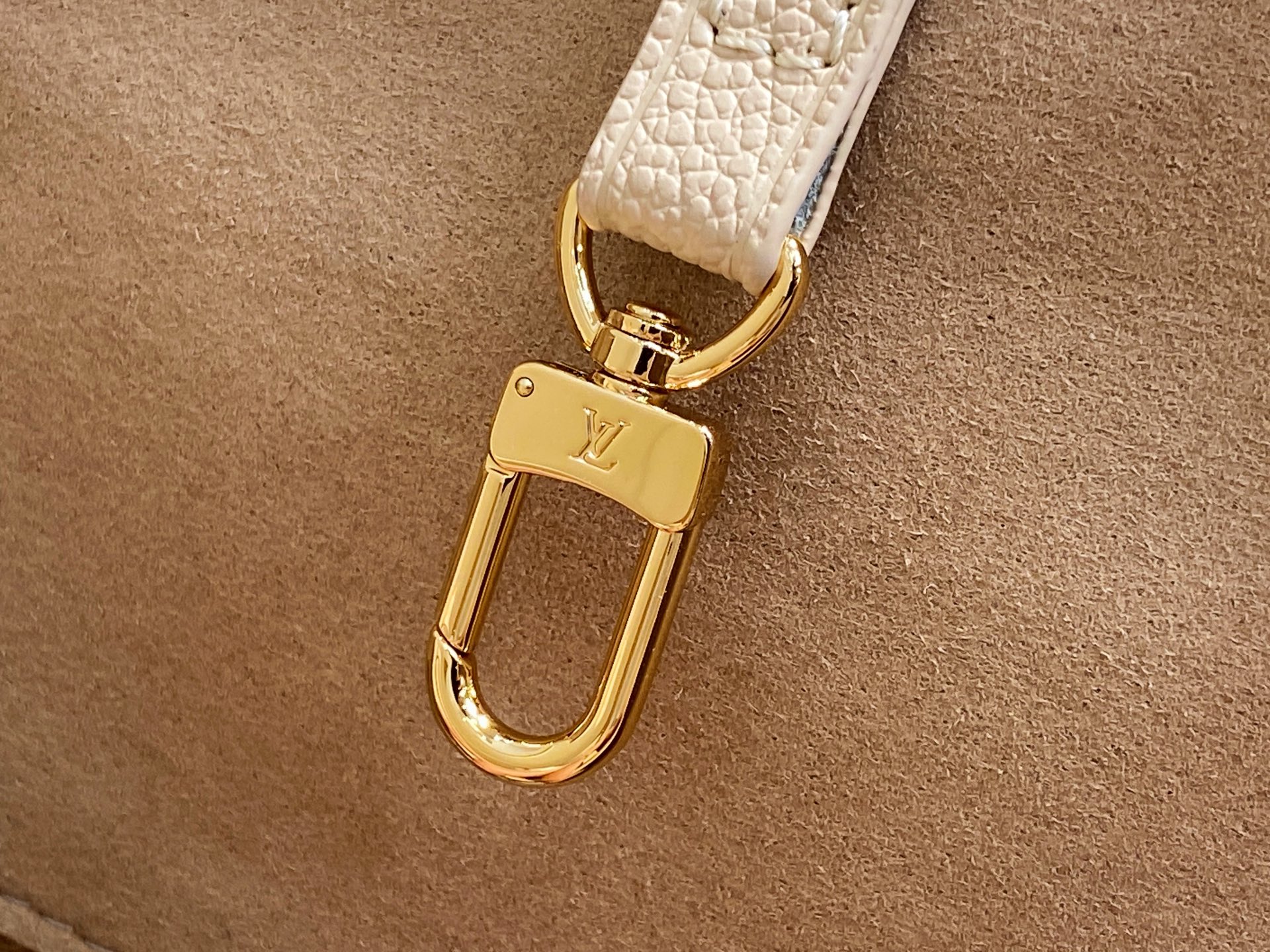 Louis Vuitton Nil Bag(17.5 x 11 x 25CM)
