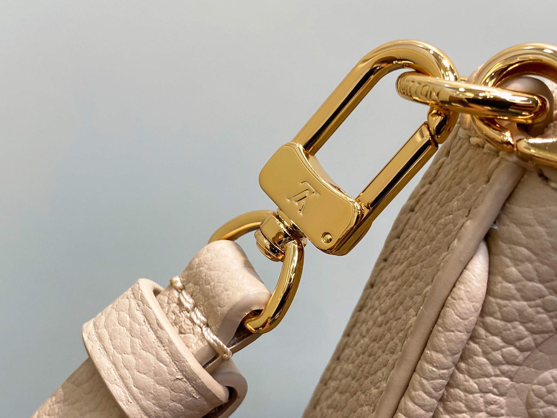 Louis Vuitton Easy Pouch(19 x 11.5 x 3CM)