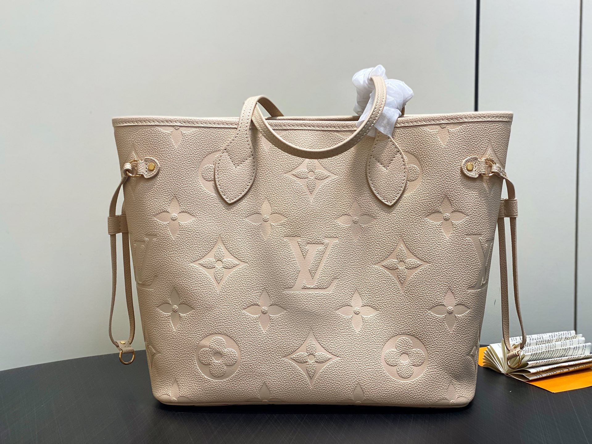 Louis Vuitton Nil Bag(17.5 x 11 x 25CM)
