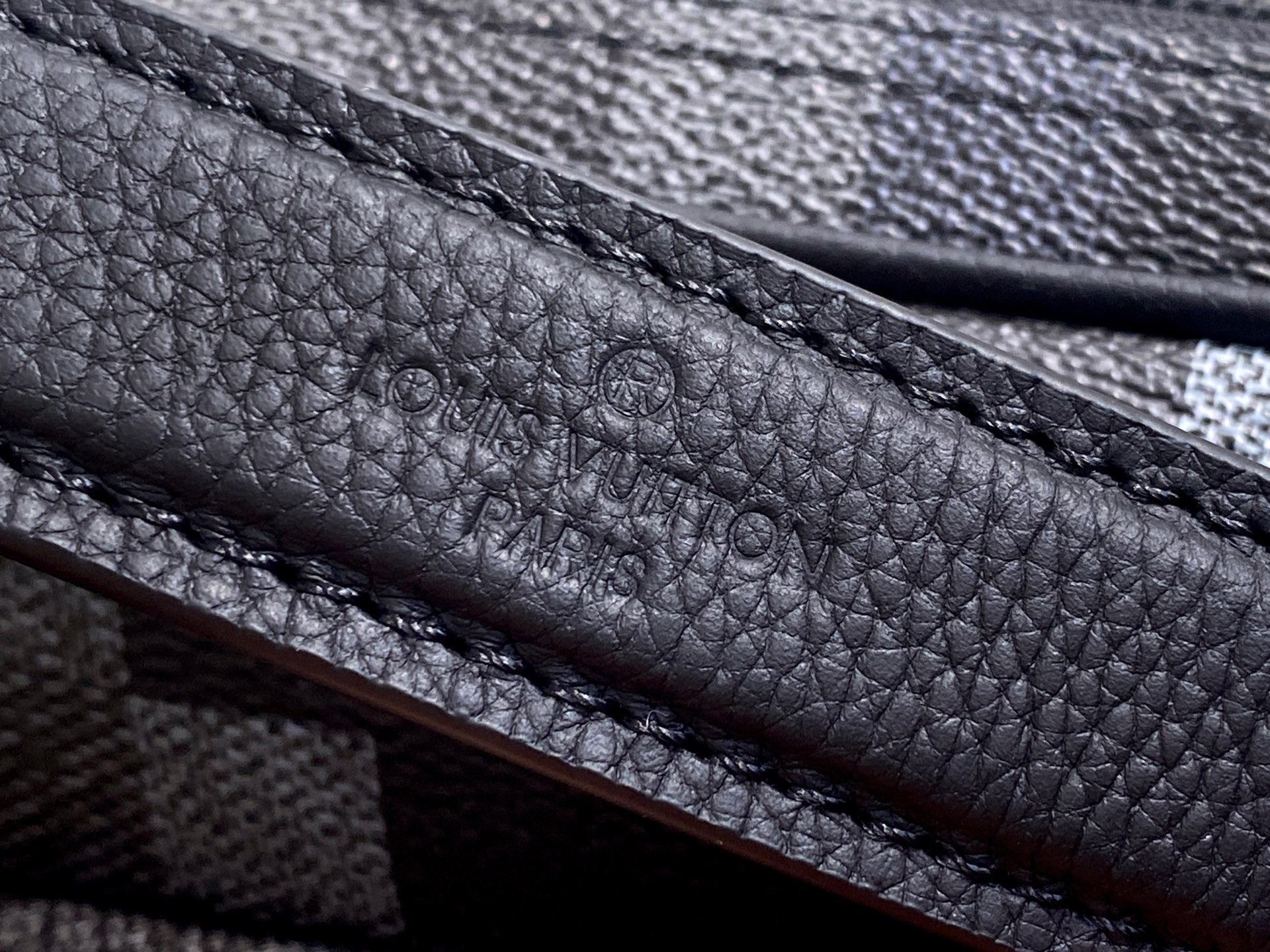 Louis Vuitton Nil Bag(17.5 x 11 x 25CM)