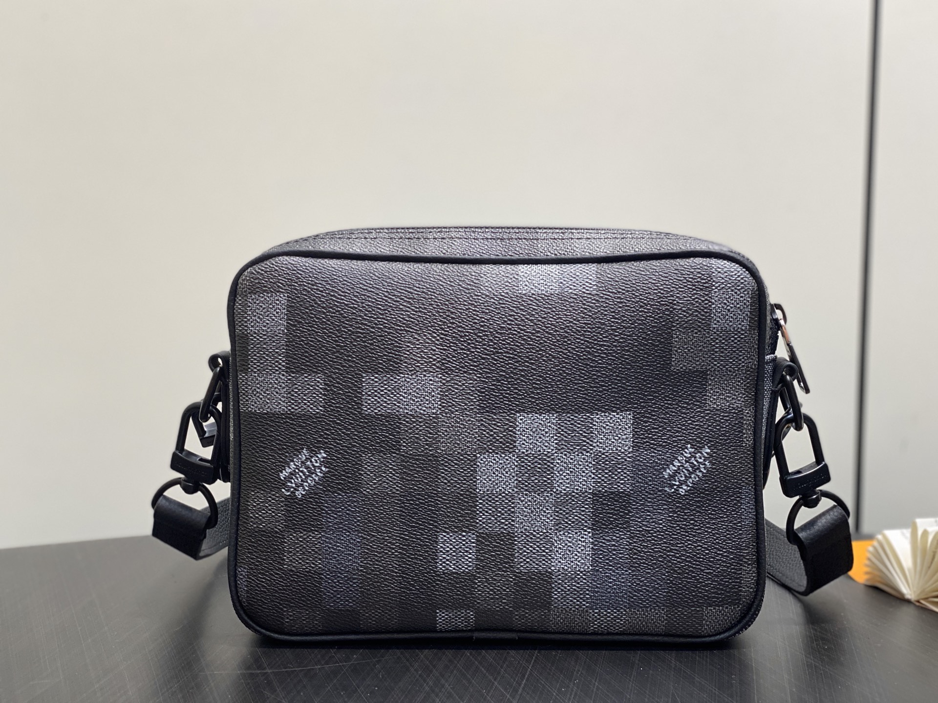 Louis Vuitton Nil Bag(17.5 x 11 x 25CM)