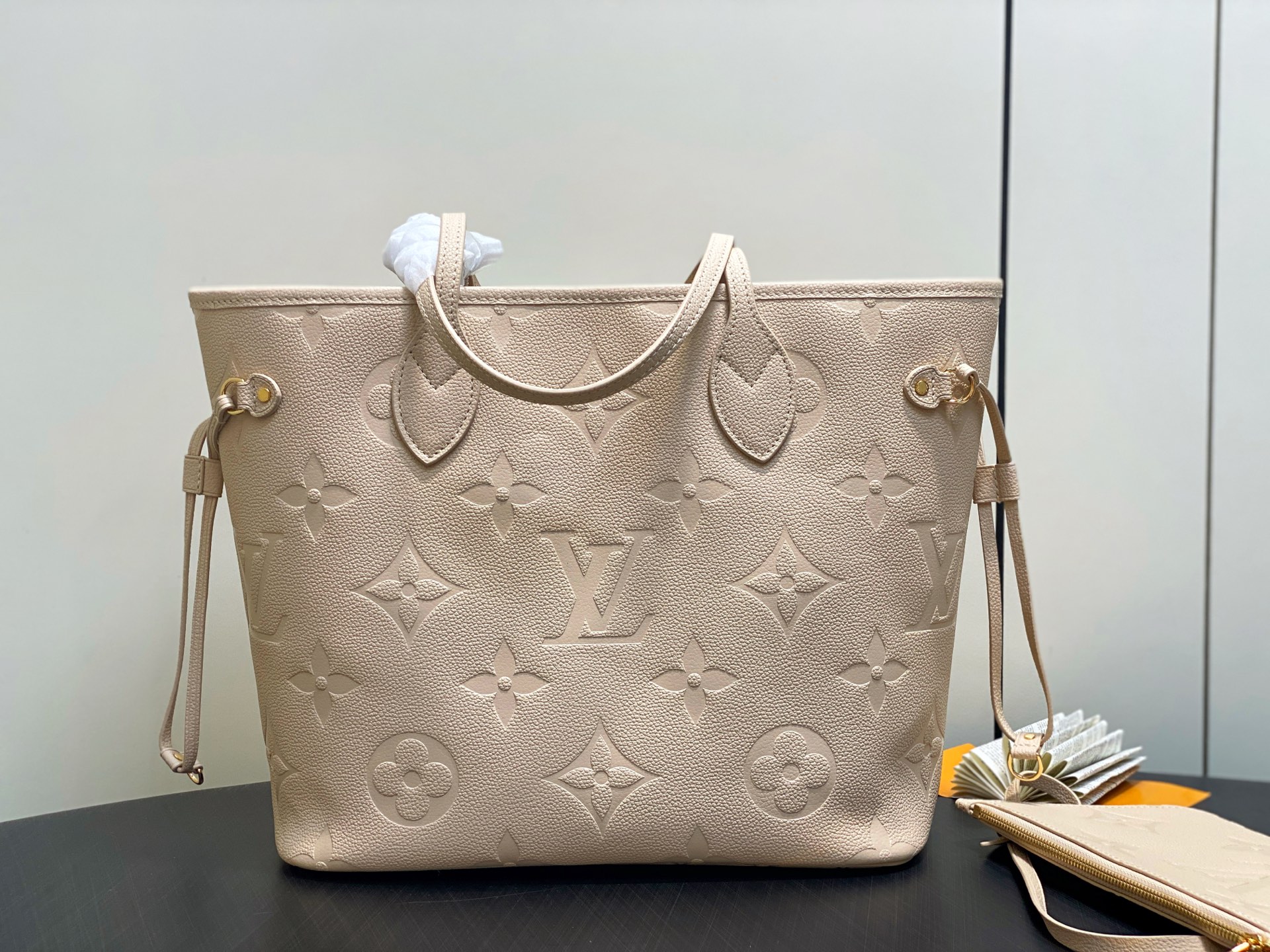 Louis Vuitton Nil Bag(17.5 x 11 x 25CM)