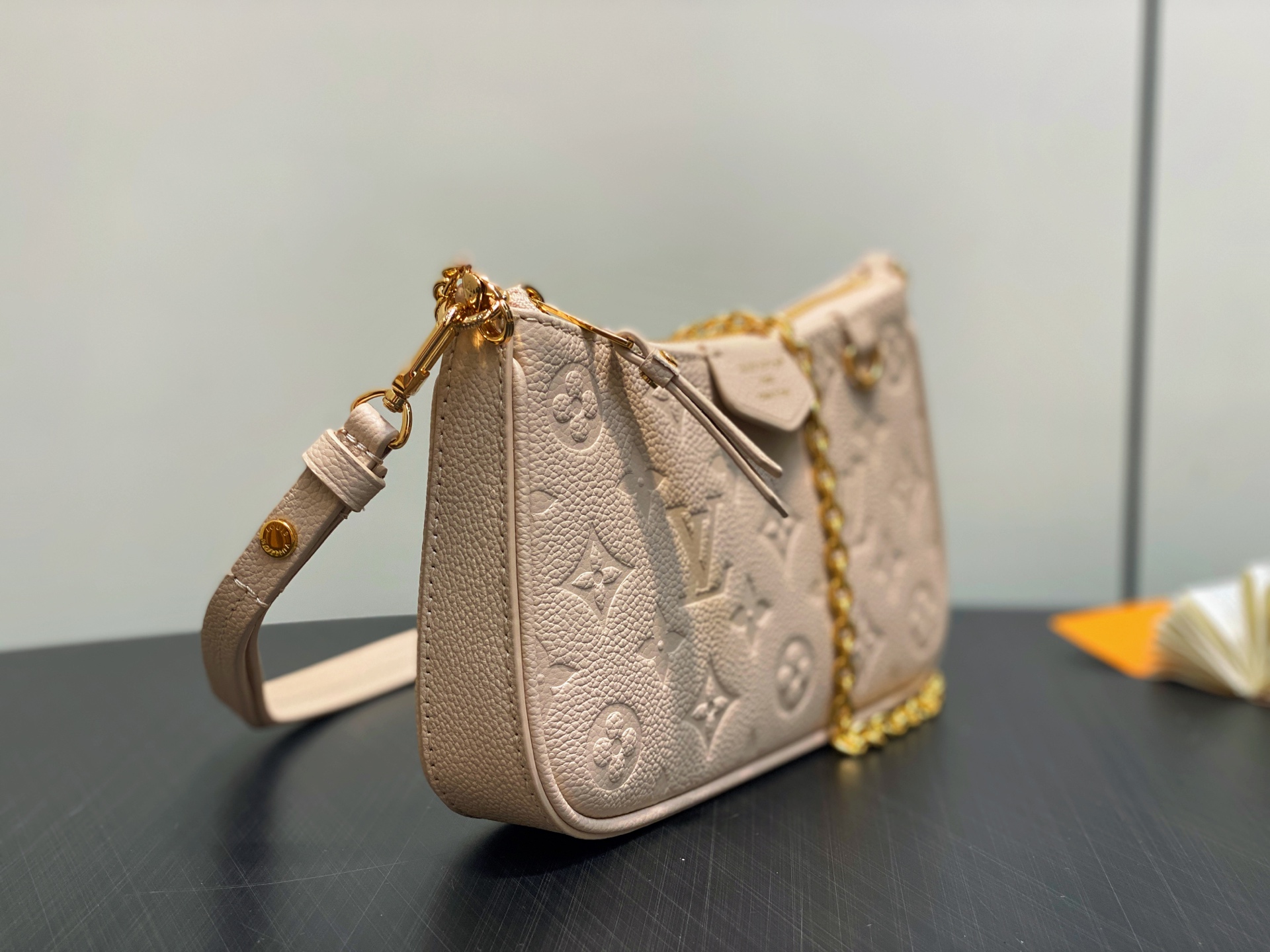 Louis Vuitton Easy Pouch(19 x 11.5 x 3CM)