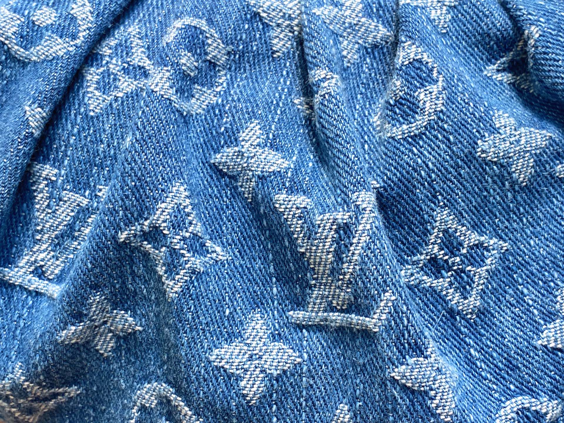 Louis Vuitto*n Pochette Valley(17.5 x 8.8 x 20.5 CM)