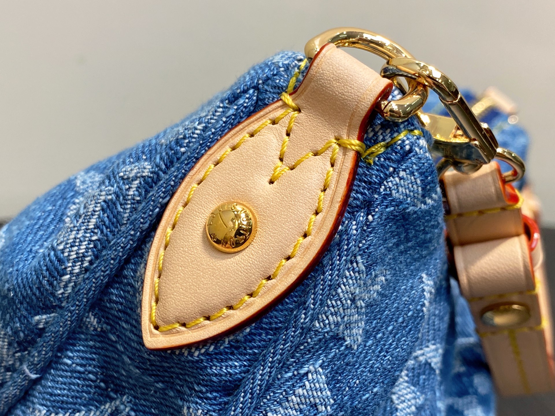 Louis Vuitto*n Pochette Valley(17.5 x 8.8 x 20.5 CM)