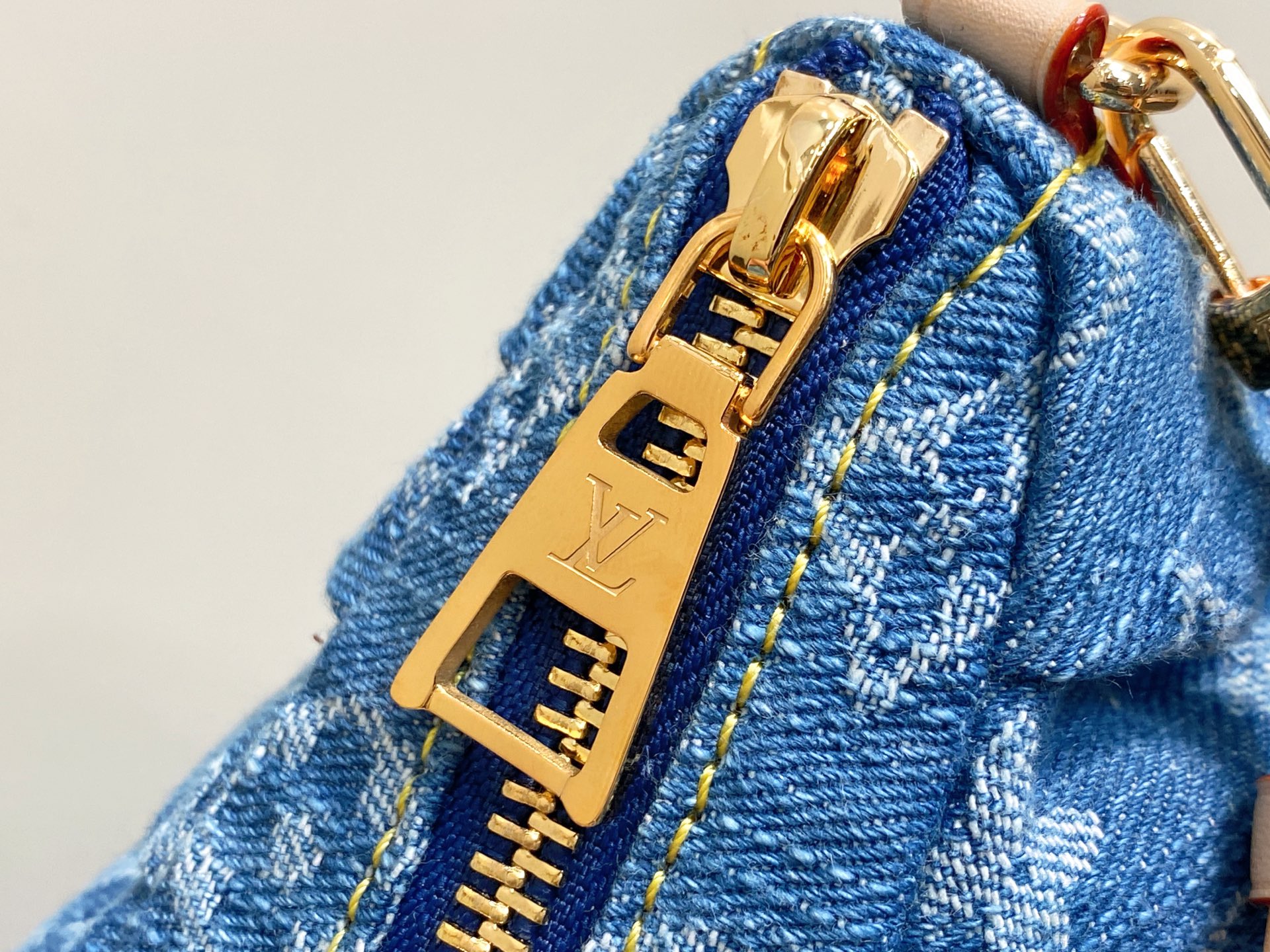 Louis Vuitto*n Pochette Valley(17.5 x 8.8 x 20.5 CM)