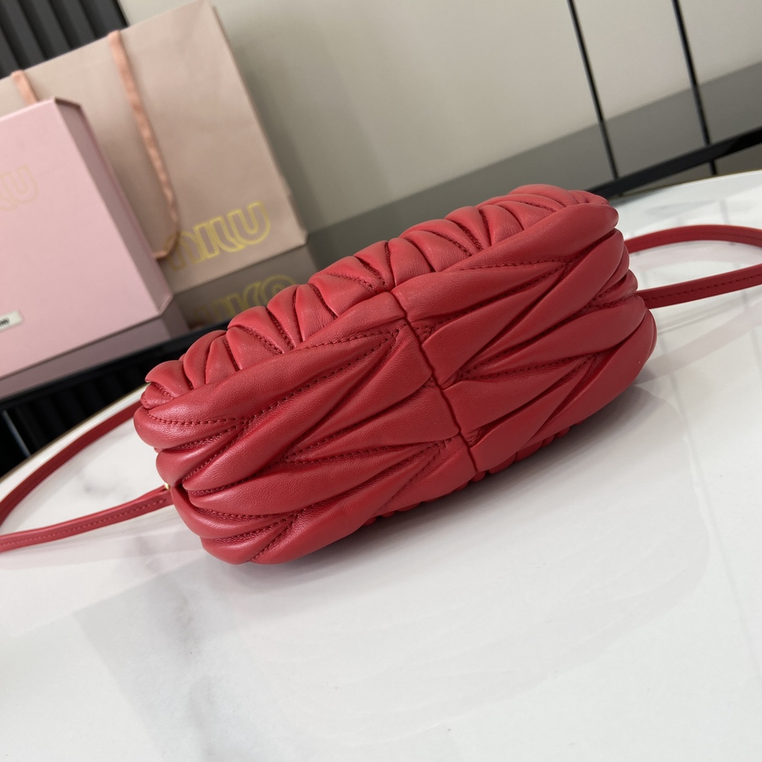 MiuMiu Mini MiuWander Bag(17.5×14×5.5CM）