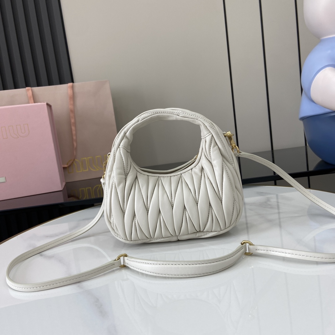 MiuMiu Mini MiuWander Bag(17.5×14×5.5CM）