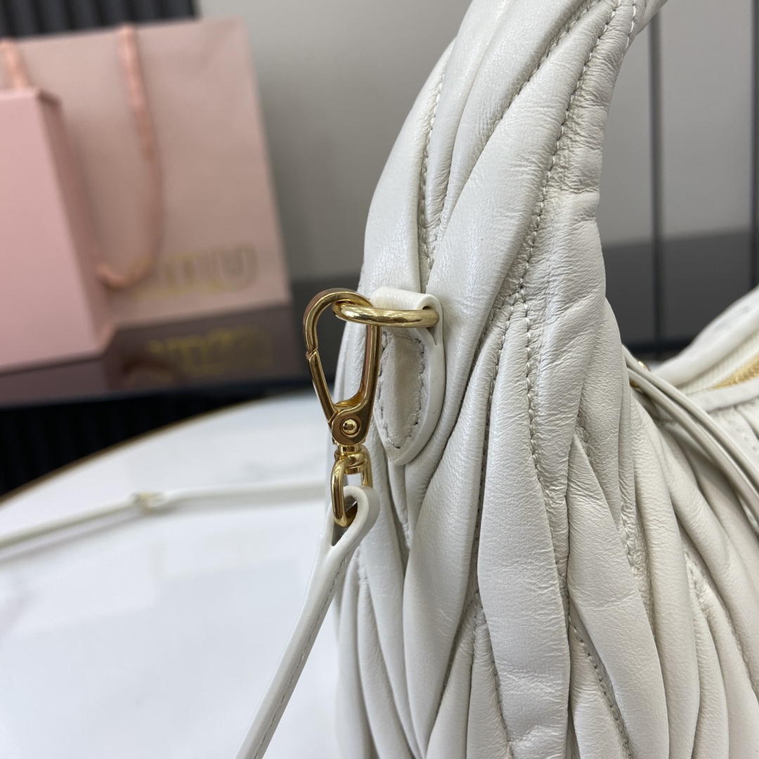 MiuMiu MiuWander Bag(23×13×7CM）