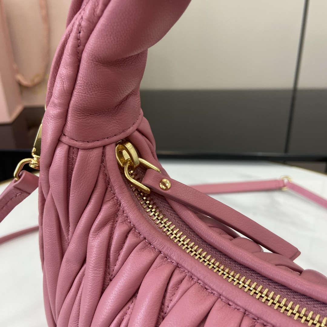 MiuMiu MiuWander Bag(23×13×7CM）