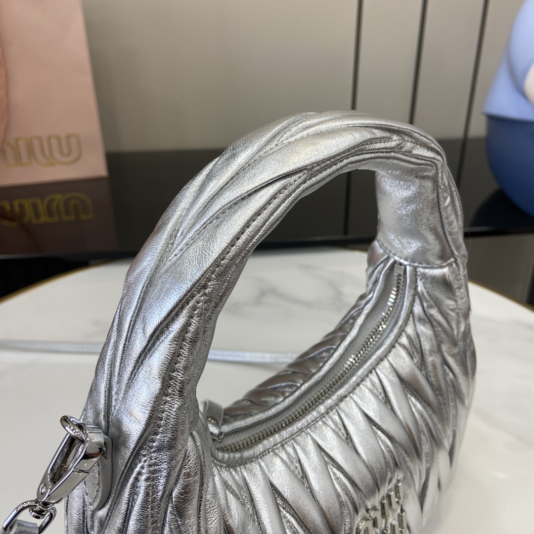 MiuMiu MiuWander Bag(23×13×7CM）