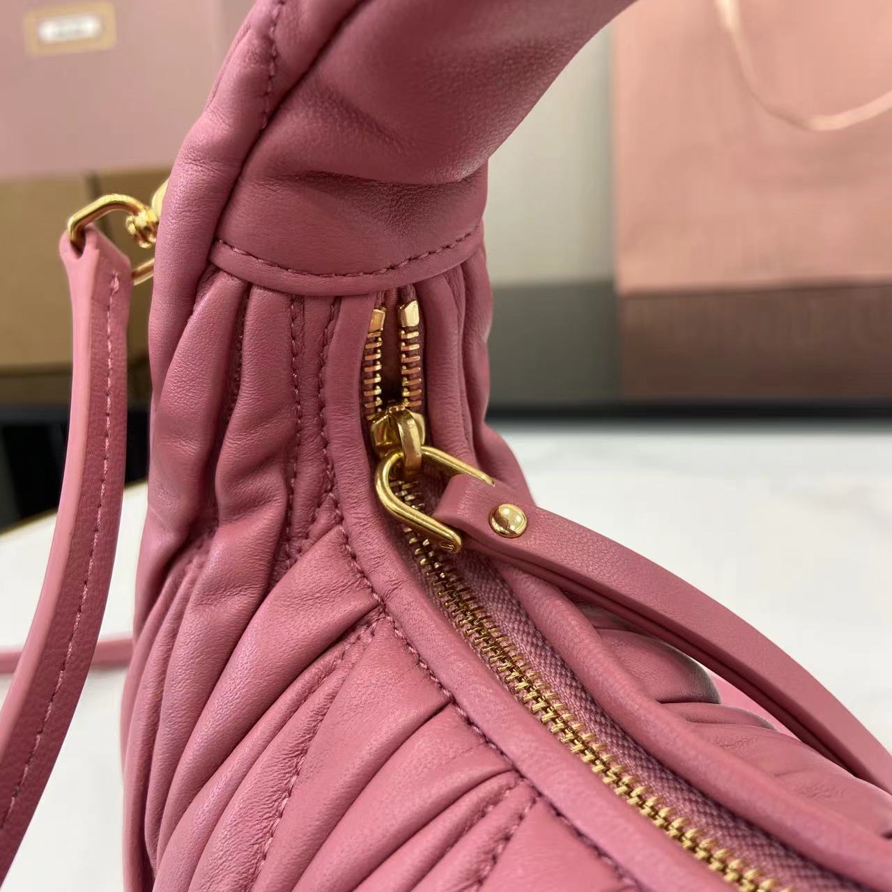 MiuMiu Mini MiuWander Bag(17.5×14×5.5CM）