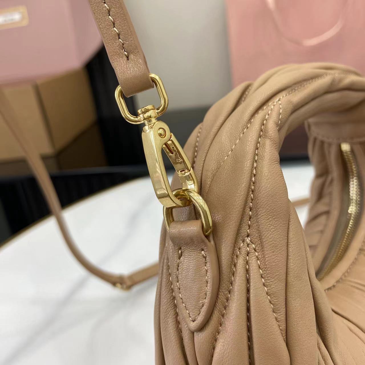 MiuMiu Mini MiuWander Bag(17.5×14×5.5CM）