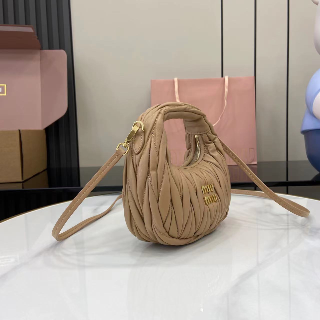 MiuMiu Mini MiuWander Bag(17.5×14×5.5CM）