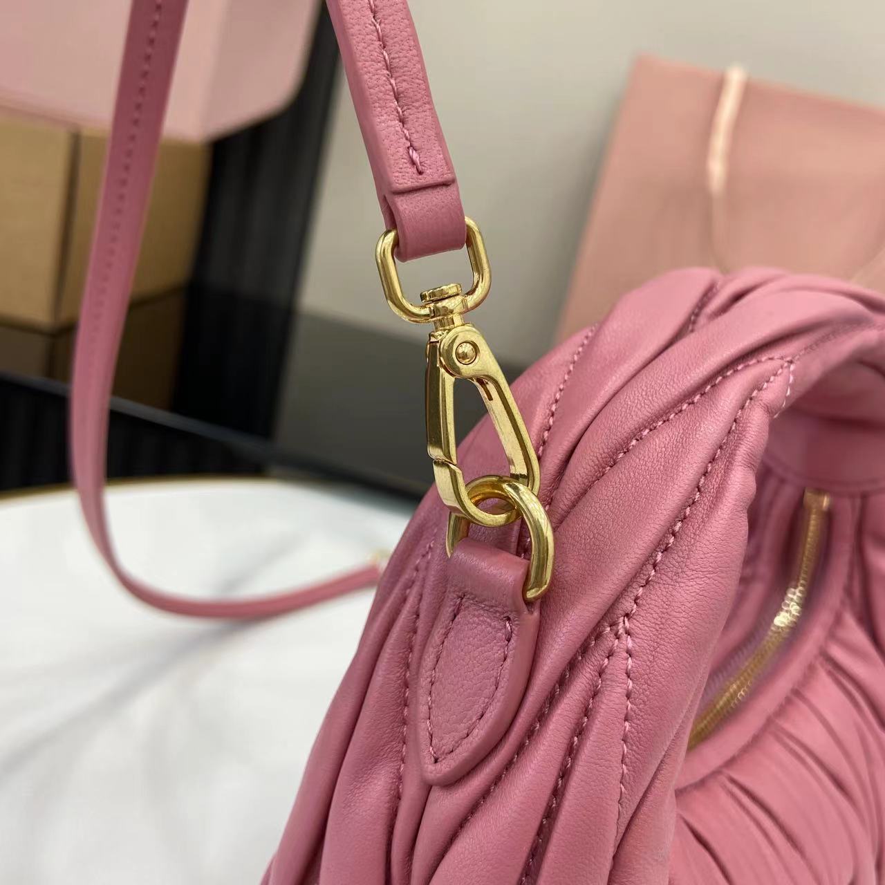 MiuMiu Mini MiuWander Bag(17.5×14×5.5CM）