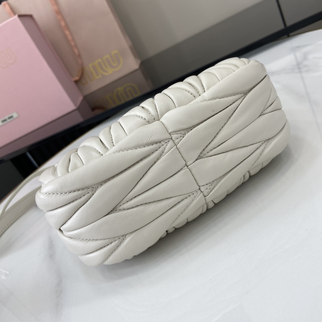 MiuMiu Mini MiuWander Bag(17.5×14×5.5CM）