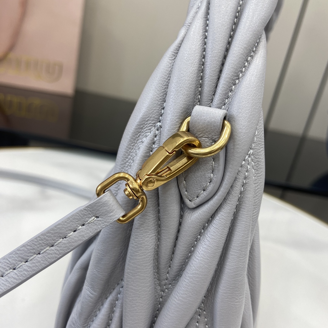 MiuMiu MiuWander Bag(23×13×7CM）