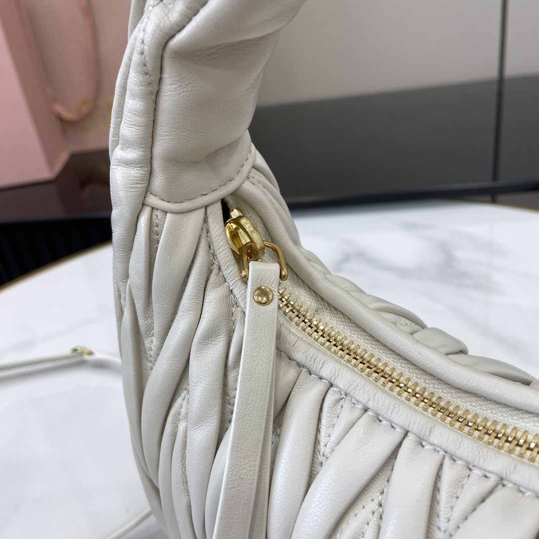 MiuMiu MiuWander Bag(23×13×7CM）