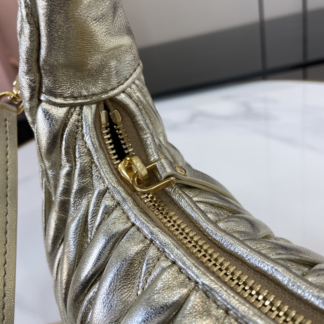 MiuMiu MiuWander Bag(23×13×7CM）