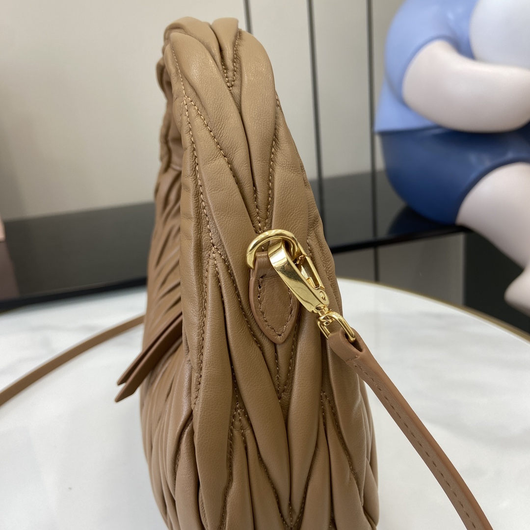 MiuMiu MiuWander Bag(23×13×7CM）