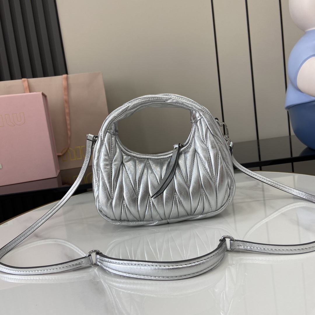 MiuMiu Mini MiuWander Bag(17.5×14×5.5CM）