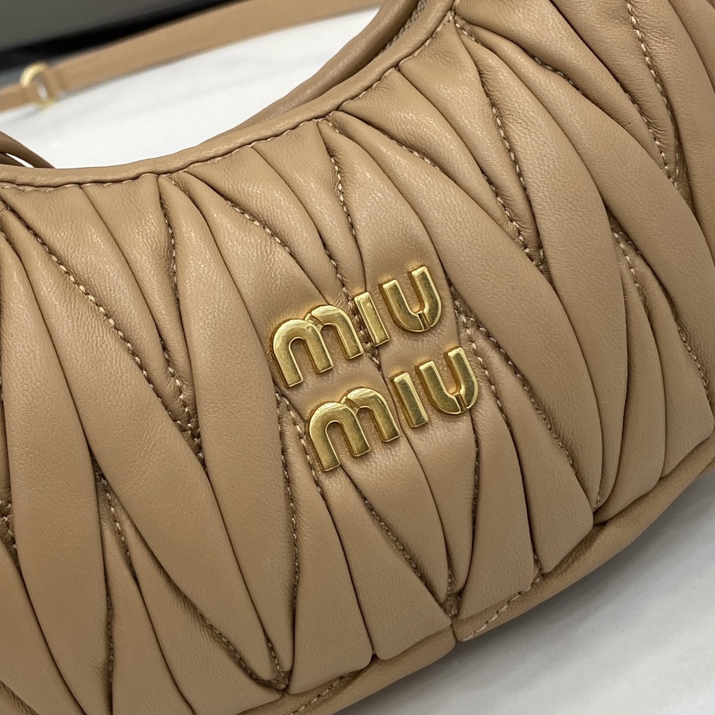 MiuMiu Mini MiuWander Bag(17.5×14×5.5CM）