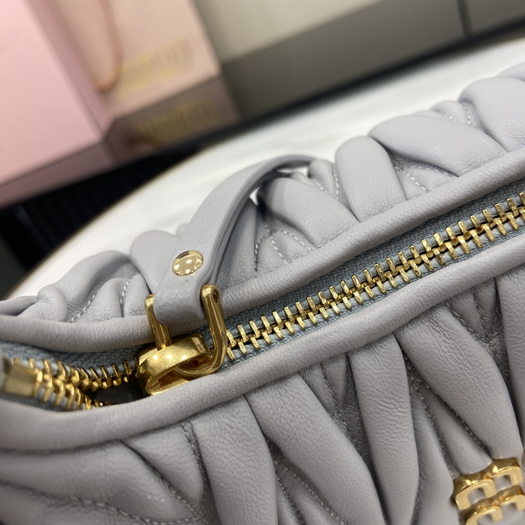 MiuMiu MiuWander Bag(23×13×7CM）