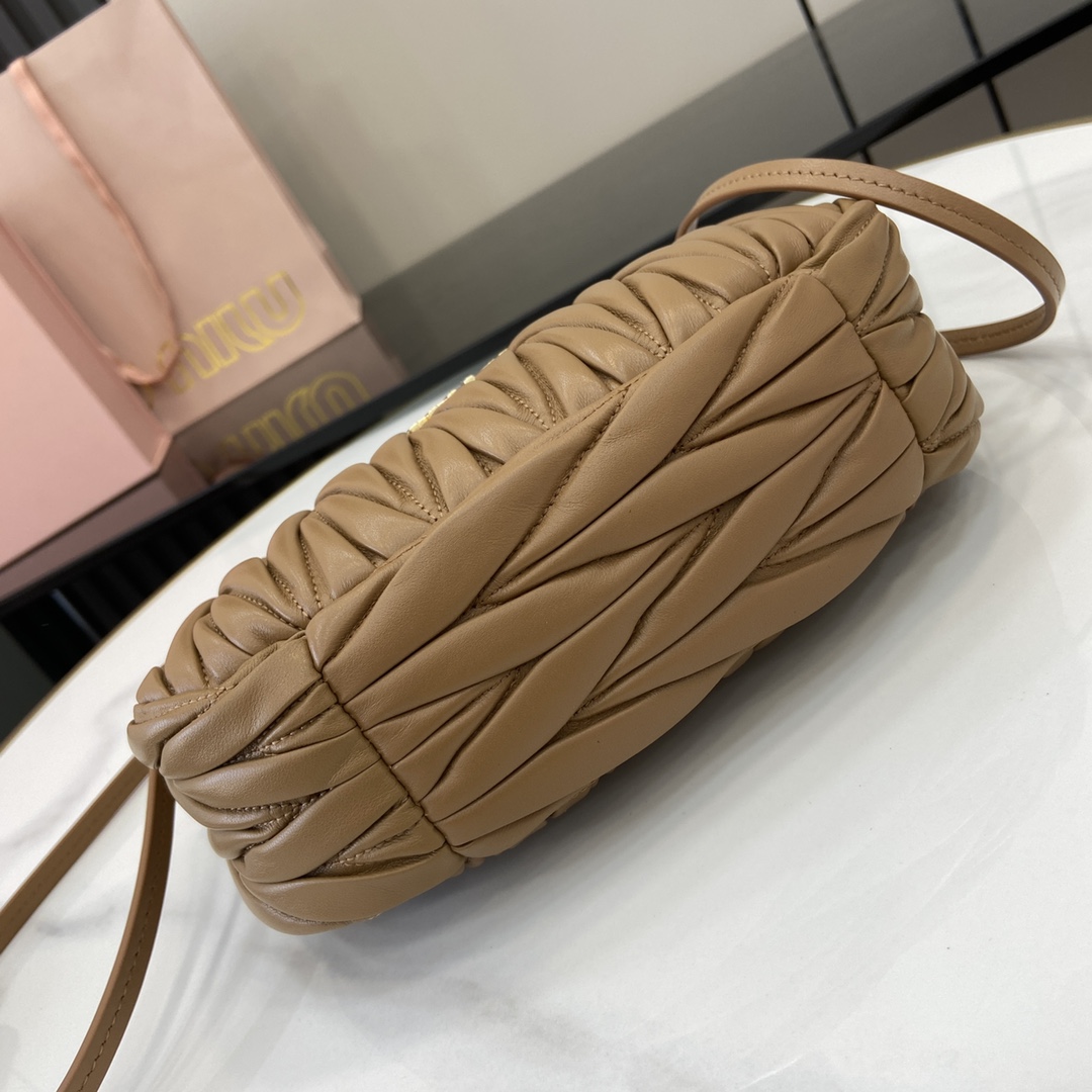 MiuMiu MiuWander Bag(23×13×7CM）