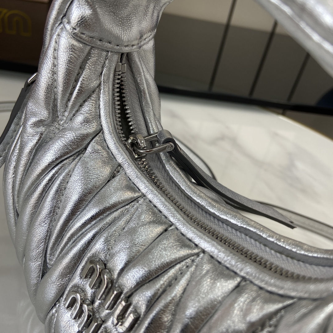 MiuMiu Mini MiuWander Bag(17.5×14×5.5CM）