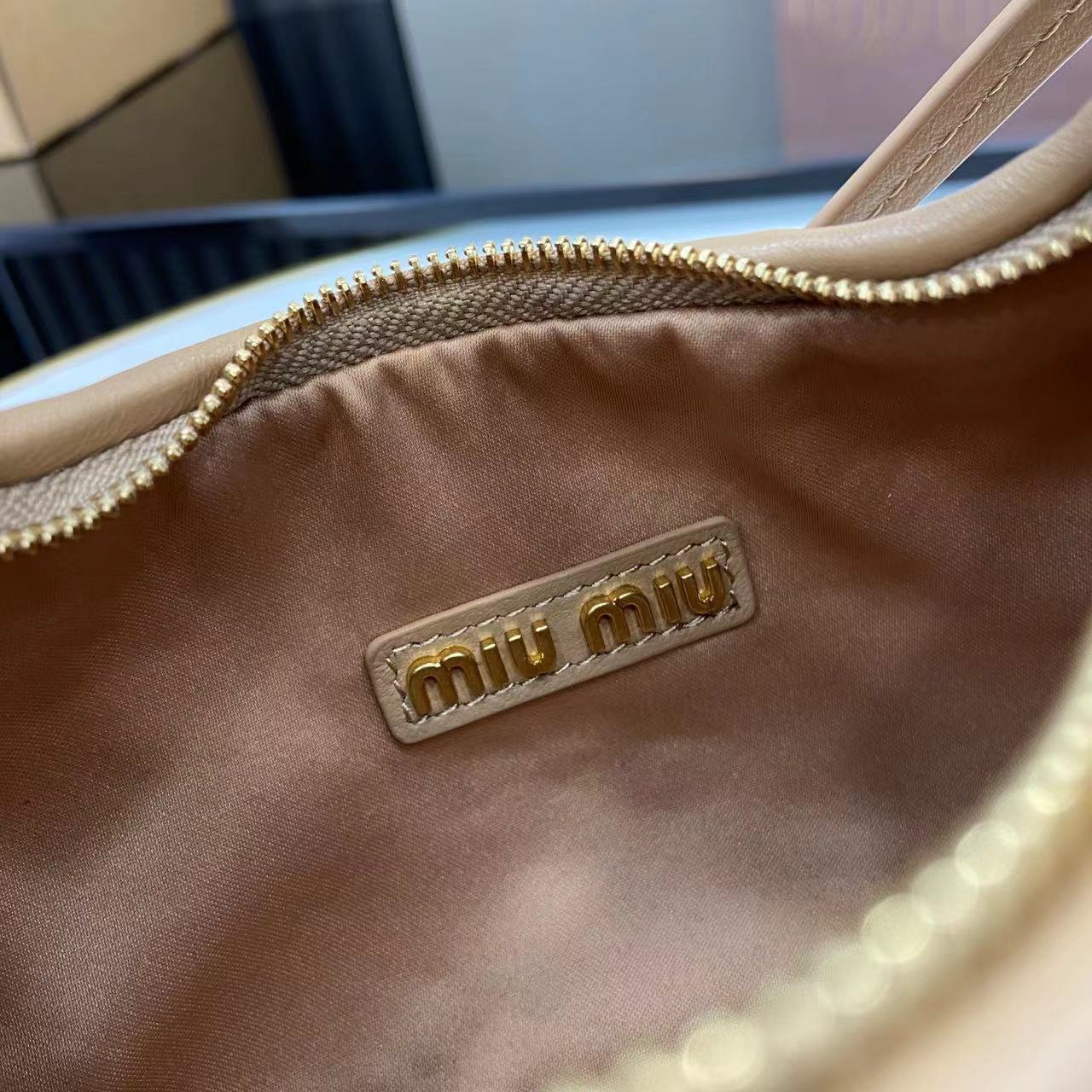 MiuMiu Mini MiuWander Bag(17.5×14×5.5CM）