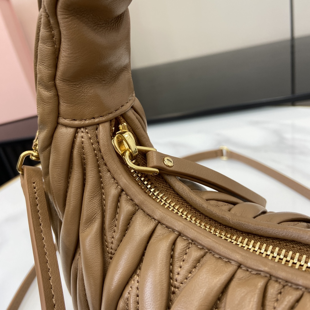 MiuMiu MiuWander Bag(23×13×7CM）