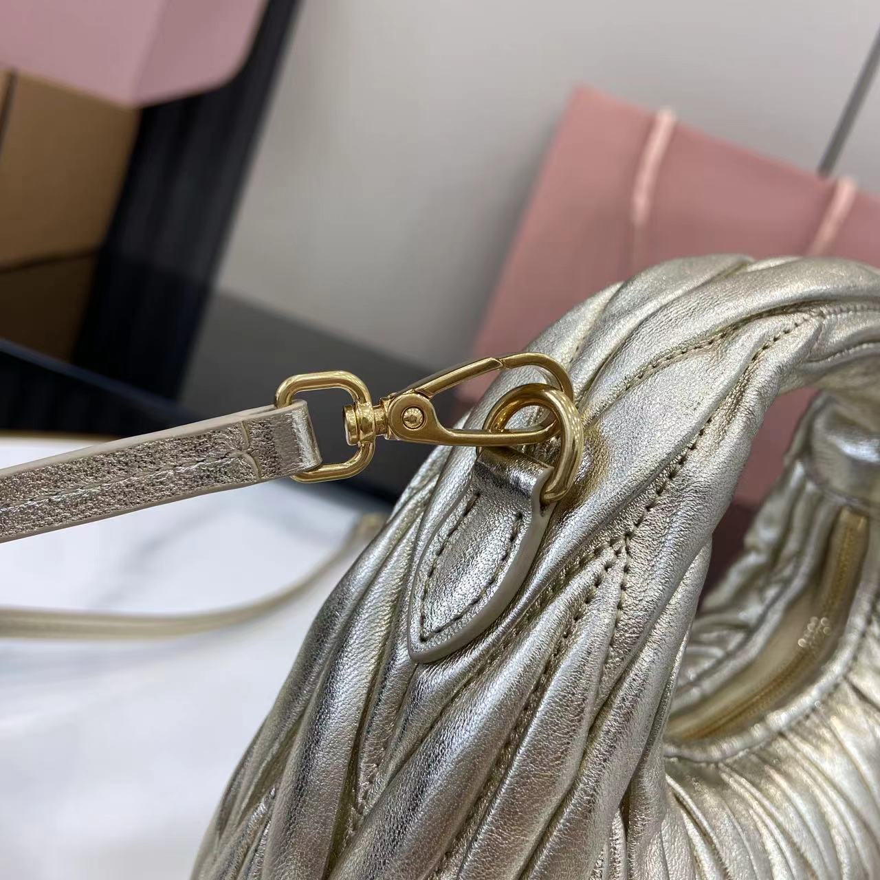 MiuMiu Mini MiuWander Bag(17.5×14×5.5CM）