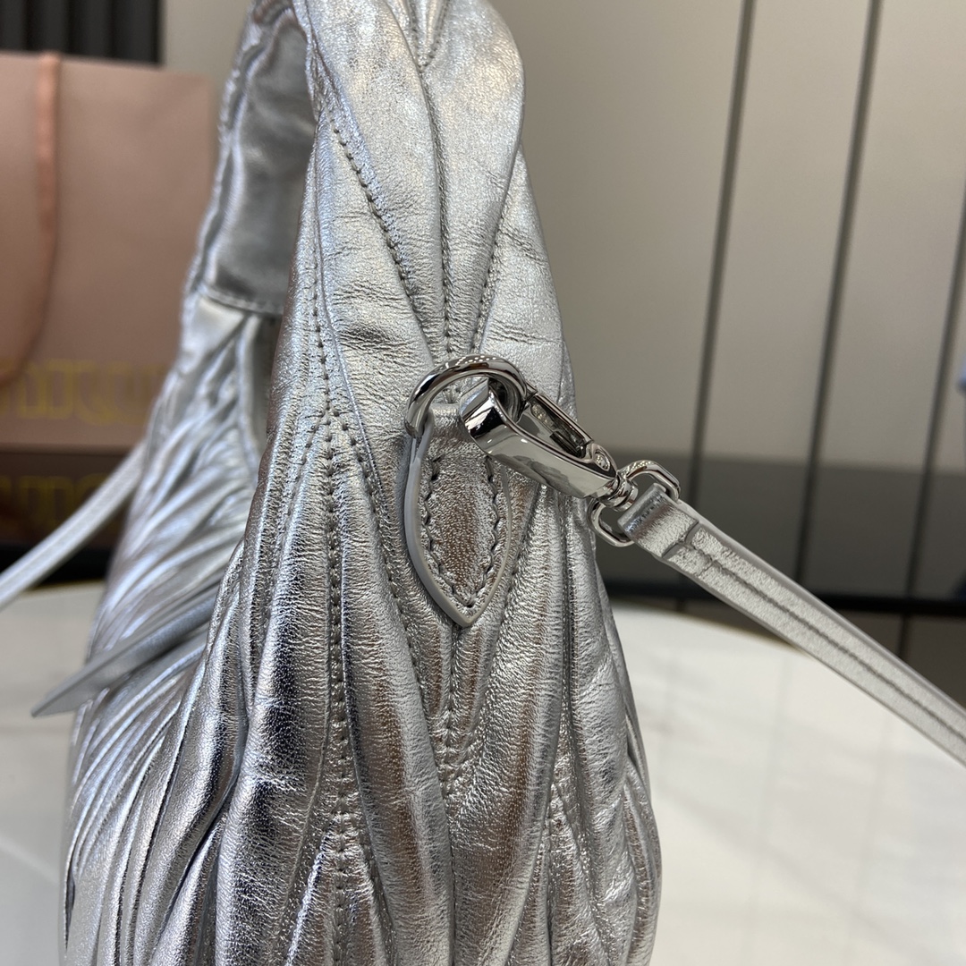 MiuMiu MiuWander Bag(23×13×7CM）