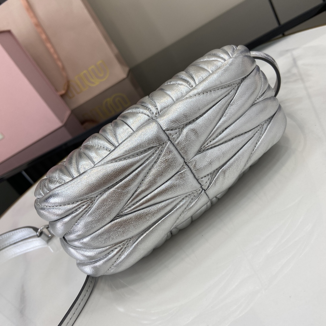 MiuMiu Mini MiuWander Bag(17.5×14×5.5CM）