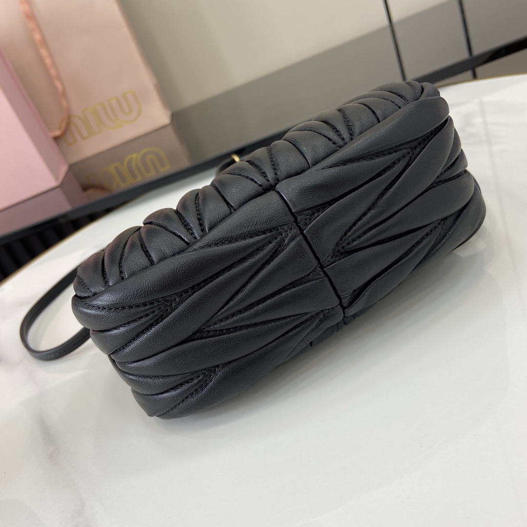 MiuMiu Mini MiuWander Bag(17.5×14×5.5CM）