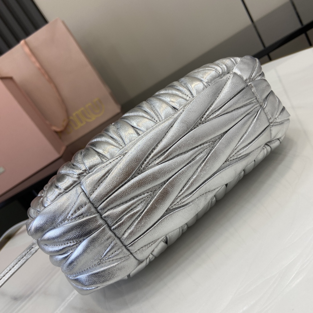 MiuMiu MiuWander Bag(23×13×7CM）