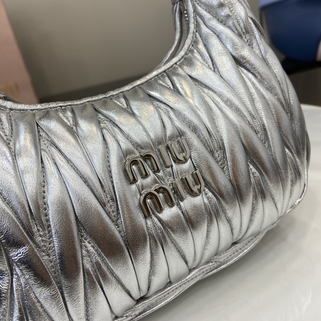 MiuMiu MiuWander Bag(23×13×7CM）